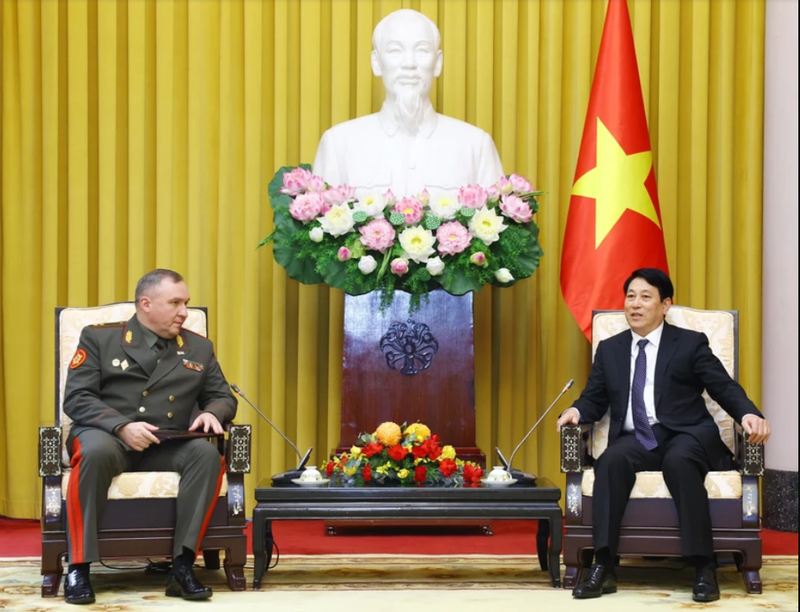 Le président de la République, Luong Cuong (droite), et le ministre biélorusse de la Défense, Khrenin Viktor Gennadievich. Photo : VNA.