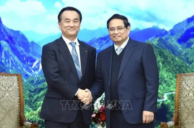 Le Premier ministre Pham Minh Chinh (droite) et Muraoka Tsugumasa, gouverneur de la préfecture japonaise de Yamaguchi. Photo : VNA.