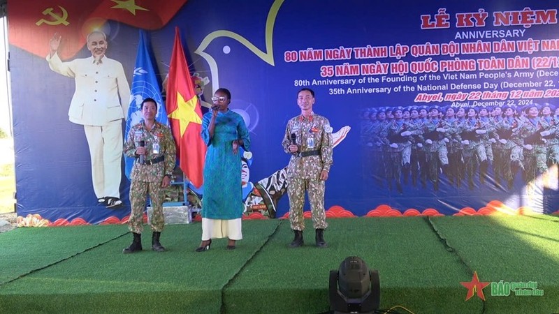 Lors de la cérémonie de célébration du 80e anniversaire de la fondation de l'Armée populaire du Vietnam et du 35e anniversaire de la Journée de la défense nationale. Photo: QDND