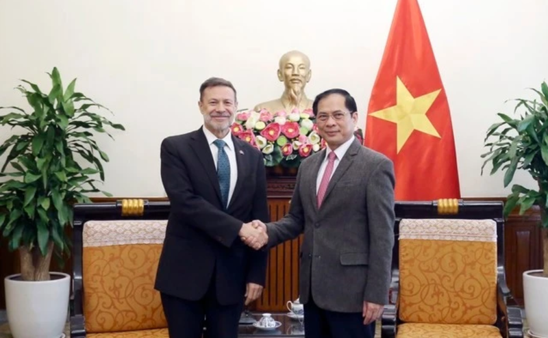 Le vice-Premier ministre et ministre des Affaires étrangères Bui Thanh Son (à droiteà) serre la main de l’ambassadeur d’Australie au Vietnam, Andrew Goledzinowski, à Hanoi, le 24 décembre. Photo : VNA.