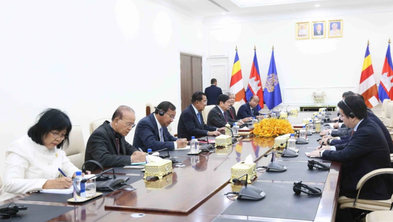 Entrevue entre le président du Parti du peuple cambodgien (PPC) et président du Sénat, Samdech Techo Hun Sen (centre, à gauche) et le président de la Commission des relations extérieures du Comité central du Parti communiste du Vietnam (PCV) Lê Hoài Trung, à Phnom Penh. Photo : VNA.