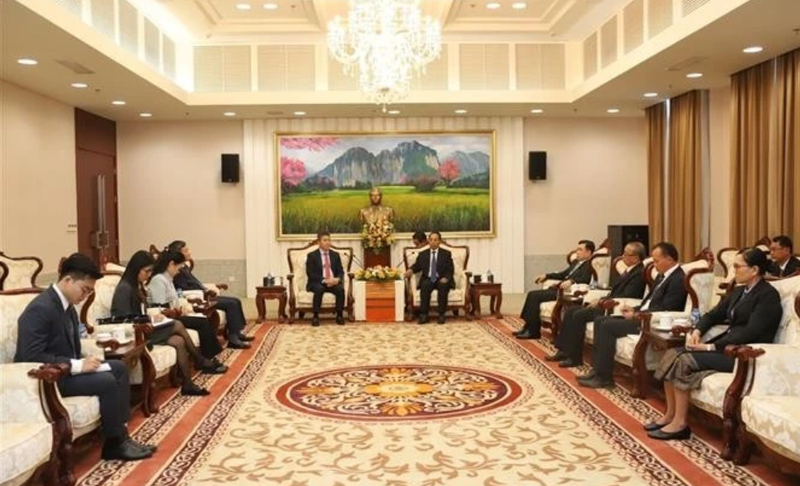 Le membre permanent du Secrétariat du Comité central du PPRL et vice-président lao Bounthong Chitmany recevant la délégation de la VUFO, à Vientiane, le 24 décembre. Photo : VNA.