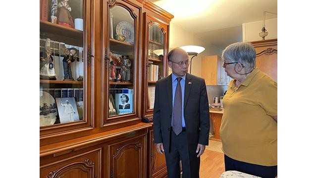 L'ambassadeur du Vietnam en France, Dinh Toan Thang, et la fille de la camarade Raymonde Dien, Catherine Dien. Photo: VNA 