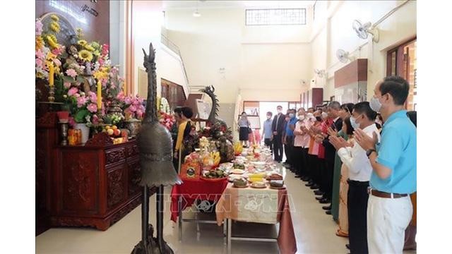 Des Vietnamiens rendent hommage au Président Ho Chi Minh dans la zone commémorative qui porte son nom à Udon Thani, en Thaïlande. Photo: VNA