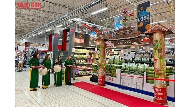 Cérémonie de lancement des produits de riz sous la marque « Riz Vietnamien » à l'hypermarché E.Leclerc Viry Chatillon, en périphérie de Paris. Photo : NDEL.