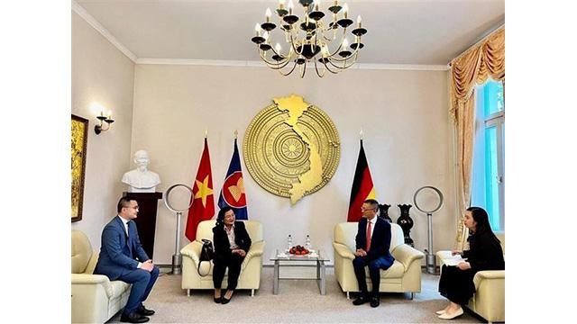 L'ambassadeur du Vietnam en Allemagne Vu Quang Minh reçoit la délégation de l’ambassade du Cambodge en ce pays, le 5 septembre à Berlin. Photo: VNA