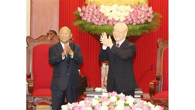 Le Secrétaire général Nguyên Phu Trong (à droite) et le Président de l’Assemblée nationale du Cambodge Samdech Heng Samrin, à Hanoi, le 13 septembre. Photo: VNA