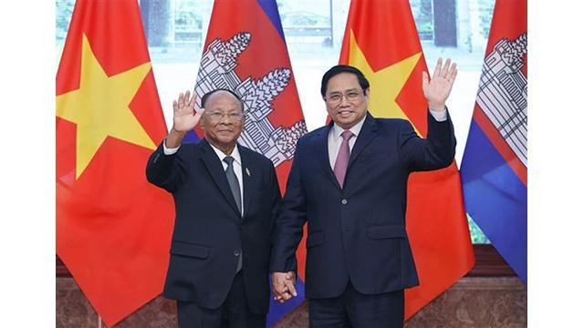 Le Premier ministre Pham Minh Chinh (à droite) et le président de l’Assemblée nationale du Cambodge Samdech Heng Samrin, à Hanoi, le 13 septembre. Photo: VNA