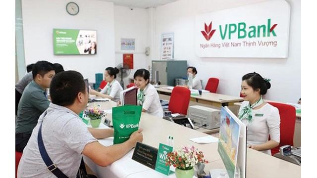 Clients effectuant des transactions à VPBank. Photo : VPBank.
