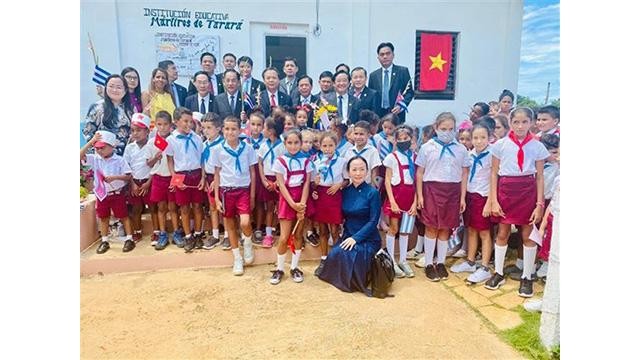 La délégation de la province de Binh Duong rend visite à une école primaire cubaine. Photo: VNA