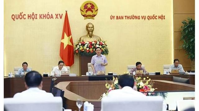Le président de l'Assemblée nationale Vuong Dinh Hue prend la parole. Photo: VNA 