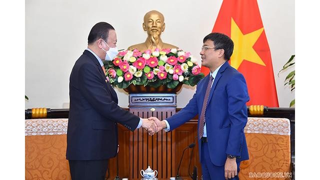 Le vice-ministre Nguyên Minh Vu (à droite) et Sanan Angubolkul, président de l’Association d’amitié Thaïlande-Vietnam. Photo: baoquocte.vn