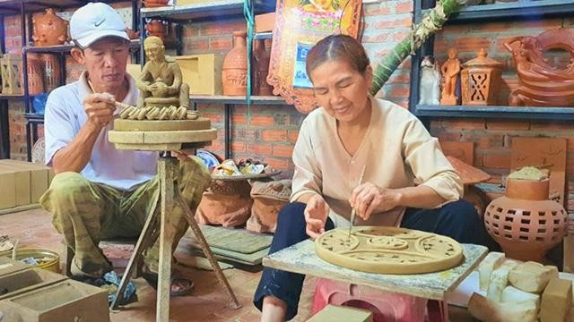 Création des motifs sur des produits en céramique. Photo : kinhtedothi.vn