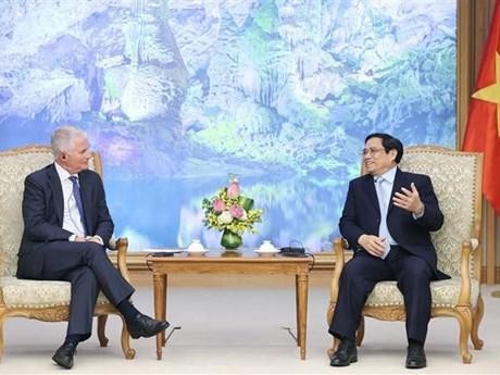 Le Premier ministre Pham Minh Chinh (à droite) et Charles Kaye, directeur général mondial de Warburg Pincus. Photo : VNA.