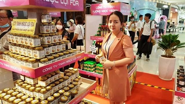 Les entreprises présentent des produits à la "Semaine d'exposition des produits d'entreprise vietnamiens à la chaîne de supermarché AEON". Photo: NDEL