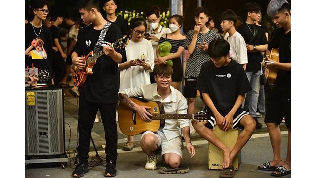 Les jeunes jouent de la musique dans la rue piétonne de l'ancienne citadelle de Son Tây. Photo: NDEL