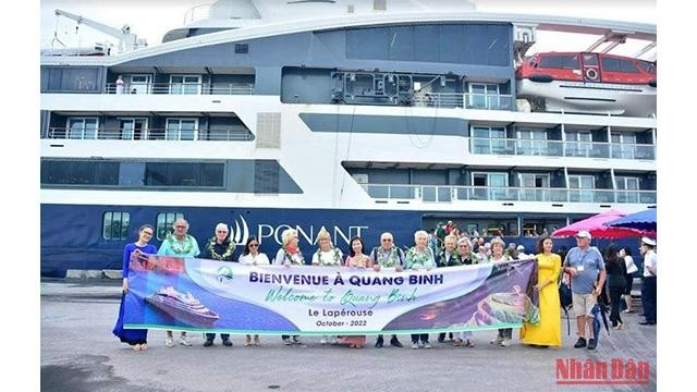Quang Binh accueille pour la première fois un navire de croisière de luxe international. Photo: NDEL
