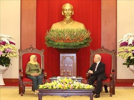 Le Secrétaire Général du Parti communiste du Vietnam, Nguyên Phu Trong et la présidente singapourienne Halimah Yacob. Photo : VNA.