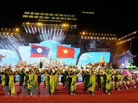Programme artistique à la cérémonie d’ouverture du Festival d’échange culturel, sportif et touristique de la région frontalière Vietnam - Laos. Photo : VNA.