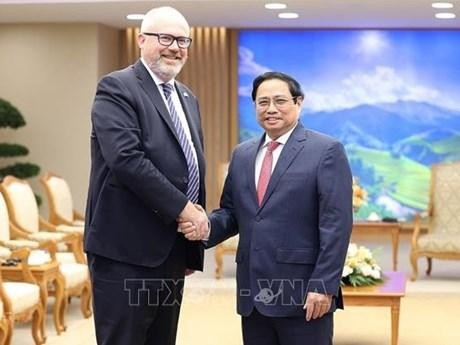 Le Premier ministre Pham Minh Chinh (droite) et le sénateur australien Tim Ayres, le 17 octobre à Hanoï. Photo : VNA