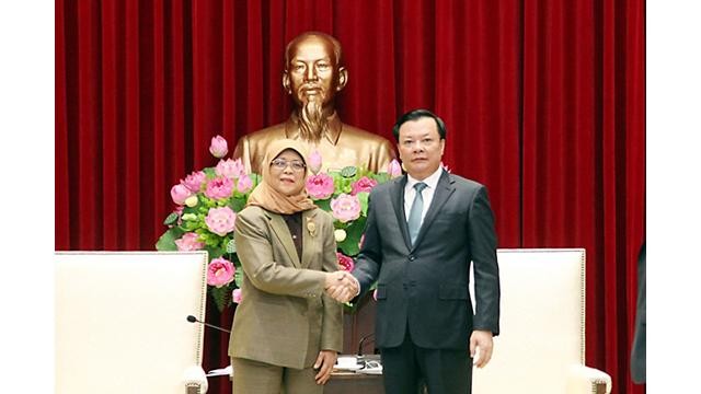 Le secrétaire du Comité municipal du Parti de Hanoï, Dinh Tiên Dung (à droite) et la Présidente de Singapour Halimah Yacob. Photo : PCV.