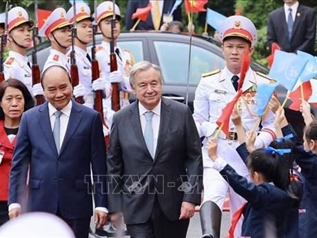 Le Président vietnamien, Nguyen Xuan Phuc (gauche), et le secrétaire général des Nations Unies, António Guterres, lors de la cérémonie d'accueil. Photo: VNA