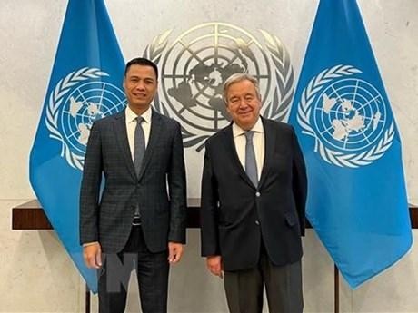 L’ambassadeur Dang Hoàng Giang, représentant permanent du Vietnam auprès de l’ONU (à gauche) et le secrétaire général de l’ONU António Guterres. Photo : VNA.