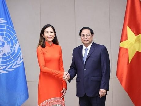 Le Premier ministre Pham Minh Chinh serre la main de la coordonnatrice résidente de l’ONU au Vietnam, Pauline Tamesis. Photo: VNA