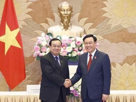 Le Président de l’Assemblée nationale Vuong Dinh Huê (droite) et le Président de la Commission des relations extérieures de l’AN du Laos, Sanya Praseuth. Photo: VNA