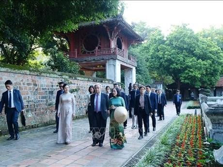 Le secrétaire général de l’ONU, António Guterres visitant le temple de la Littérature, à Hanoi. Photo : VNA.