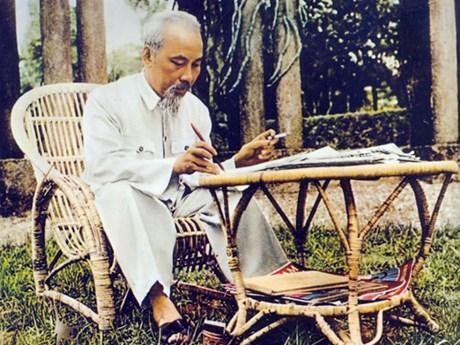 Le Président Hô Chi Minh travaillant au palais présidentiel. Photo : Archives.