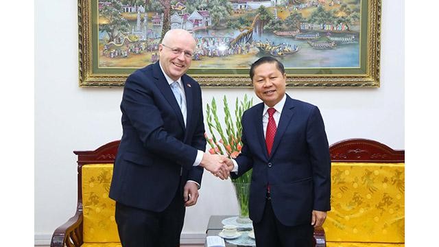 Le vice-ministre Lê Tân Dung (à droite) et l’ambassadeur de la République de Finlande au Vietnam, Keijo Norvanto (à gauche). Photo : molisa.gov.vn