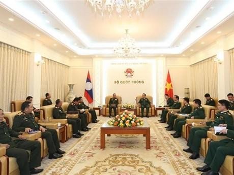 Lors de la réception de la délégation du Département des gardes-frontières de l'état-major général de l'Armée populaire lao. Photo : VNA.