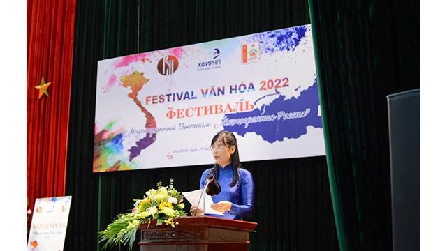 La directrice de l'Institut Pouchkine à Hanoï, Nguyên Thi Thu Dat, s'exprime lors de la cérémonie d'ouverture. Photo : thoidai.com.vn