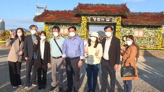 La délégation de Quang Ninh visite le Festival du Chrysanthème, ville de Changwon, République de Corée. Photo : baoquangninh.vn 