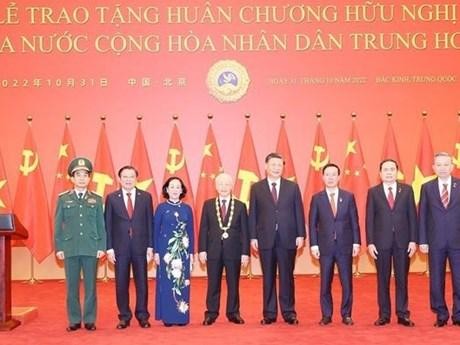 Le Secrétaire général Nguyên Phu Trong et le Secrétaire général et Président chinois Xi Jinping posent avec les hauts dirigeants membres de la délégation vietnamienne, à Pékin. Photo : VNA.