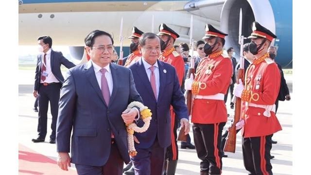 De hauts responsables cambodgiens accueillent le Premier ministre Pham Minh Chinh à l'aéroport international de Phnom Penh. Photo : VNA.