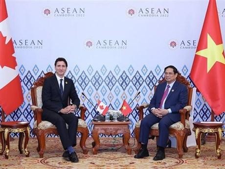 Le Premier ministre Pham Minh Chinh (droite) et son homologue canadien Justin Trudeau. Photo: VNA