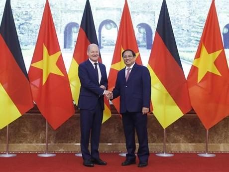 Le Premier ministre Pham Minh Chinh (à droite) et le Chancelier allemand Olaf Scholz. Photo : VNA.