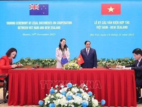 Le Premier ministre Pham Minh Chinh et son homologue néo-zélandaise Jacinda Ardern assistent à la signature d'un accord de coopération entre les ministères vietnamien et néo-zélandais des Transports. Photo : VNA.