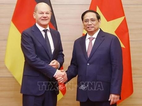 Le Chancelier allemand Olaf Scholz et le Premier ministre Pham Minh Chinh (à droite). Photo : VNA.