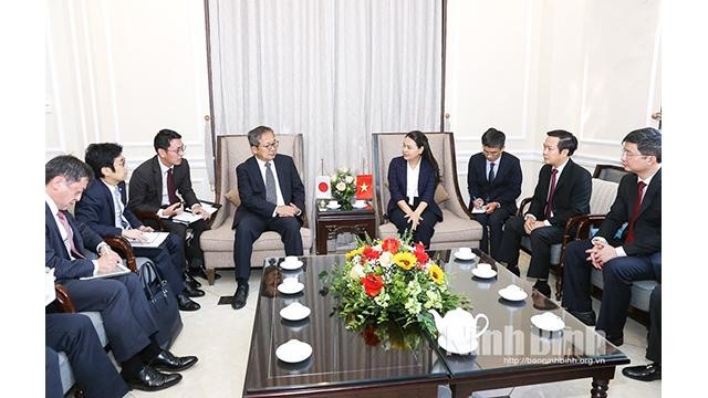 La secrétaire du Comité provincial du Parti, Nguyên Thi Thu Hà, reçoit l'ambassadeur extraordinaire et plénipotentiaire du Japon au Vietnam, Yamada Takio. Photo : Ninh Binh Newspaper.
