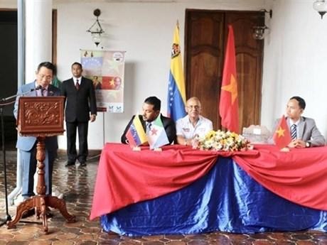 L’ambassadeur du Vietnam au Venezuela, Lê Viêt Duyên, prend la parole lors de la cérémonie de la création de l’Association des amis du Vietnam à l'État de Mérida. Photo : VNA.