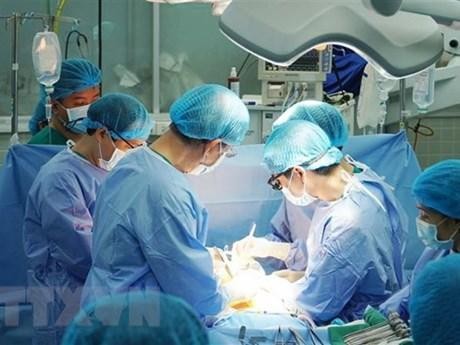 Des médecins de l'hôpital Cho Rây à Hô Chi Minh-Ville effectuent une greffe d'organe. Photo : VNA.