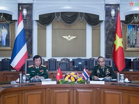 Le vice-ministre vietnamien de la Défense, Hoàng Xuân Chiên (à gauche), et le secrétaire permanent du ministère thaïlandais de la Défense, Sanitchanok Sangkachan, lors du 4e Dialogue sur la politique de défense Vietnam - Thaïlande. Photo : QDND.