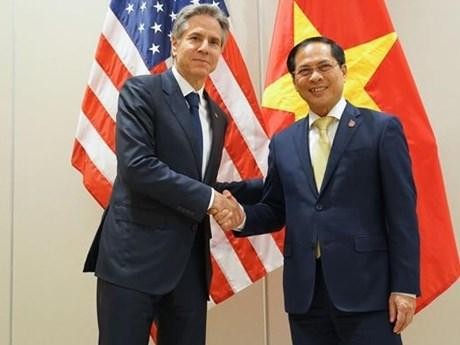 Le ministre vietnamien des Affaires étrangères Bùi Thanh Son (à droite) et le secrétaire d’Etat américain Antony Blinken. Photo : VNA.