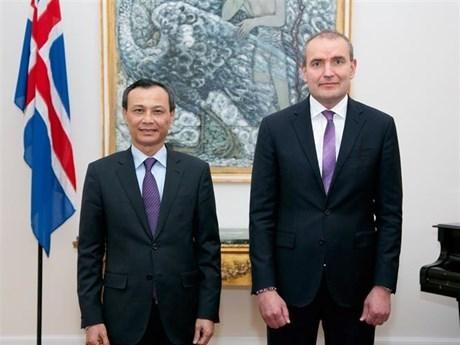 L’ambassadeur vietnamien Luong Thanh Nghi (à gauche) et le Président irlandais Gudni Th.Johannesson. Photo : VNA.