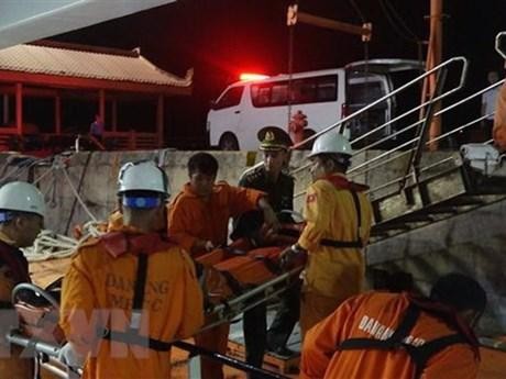 Transport de la victime en toute sécurité à Dà Nang dans la nuit du 19 novembre. Photo : VNA.