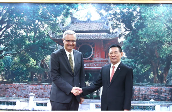 L'ambassadeur extraordinaire et plénipotentiaire de la République française au Vietnam, Nicolas Warnery (à gauche) et le ministre Hô Duc Phoc (à đroite). Photo : tapchitaichinh 