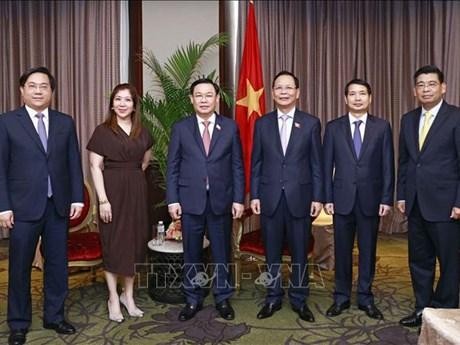 Le Président de l’Assemblée nationale, Vuong Dinh Huê (3e à partir de la gauche), et Emmie Perez-Chiong, PDG de Philippine International Trading Corporation. Photo : VNA.